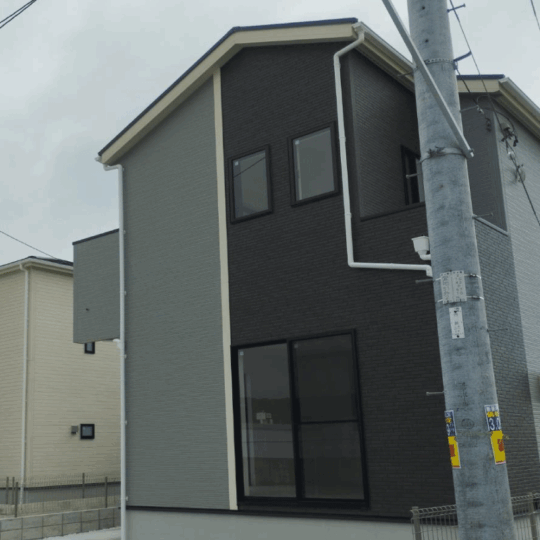 照明と調和する、上品なテレビ背面デザイン