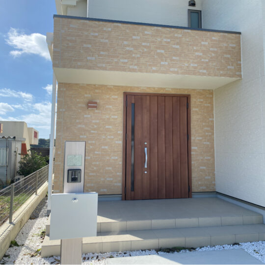 エコカラットとミラーで、玄関が広く明るい空間に