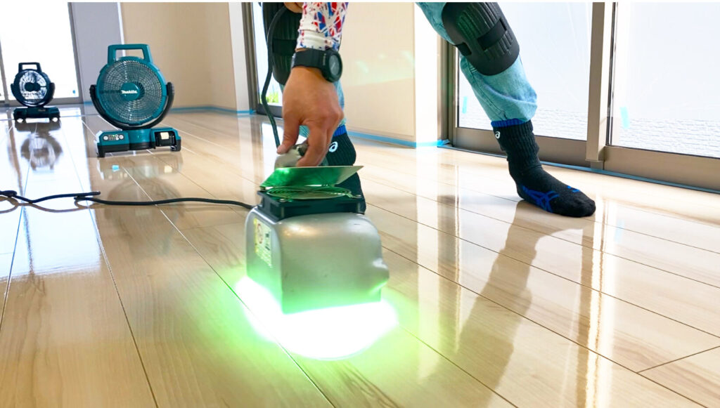 茨木市でフロアコーティングを施工するエーステックの職人