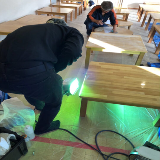 子供たちが使う机を、ピカピカで清潔に