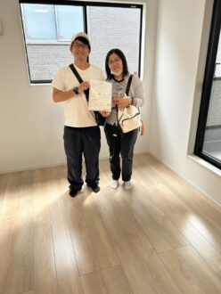 光をやさしく映す、上品な床