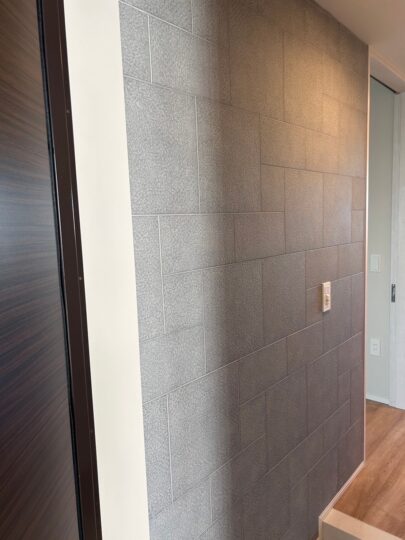 落ち着いたトーンで、玄関が上品な印象に