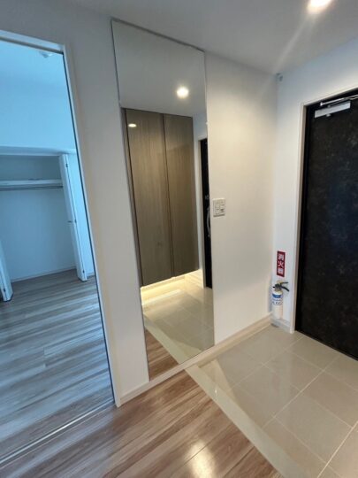 ミラーを設置するだけで、玄関が広く明るい印象に