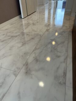 マットな床に上品な艶が加わり一気に高級感