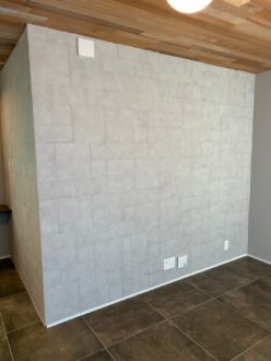 素材の調和が生む、落ち着きのあるリビング空間