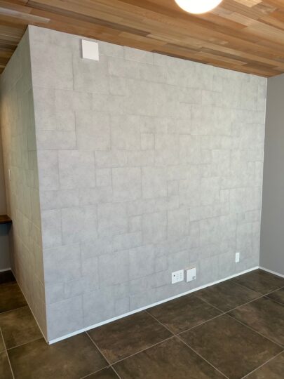 素材の調和が生む、落ち着きのあるリビング空間