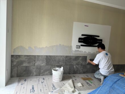 重厚感のある壁で、リビングが一気に上質な印象に