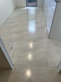 タイルの質感を残したまま、汚れや傷も気にならない