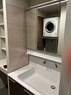 毎日の洗面が気持ちいい、清潔で明るい空間に