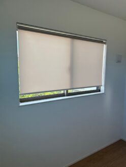 シンプルなロールスクリーンで、窓まわりすっきり