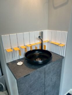 白いタイルで清潔感あふれる洗面スペースに