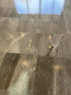 タイルの質感を活かし上品なツヤをプラス