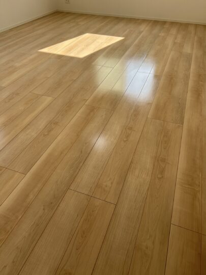 マット仕上げで傷が目立たず落ち着きのある空間