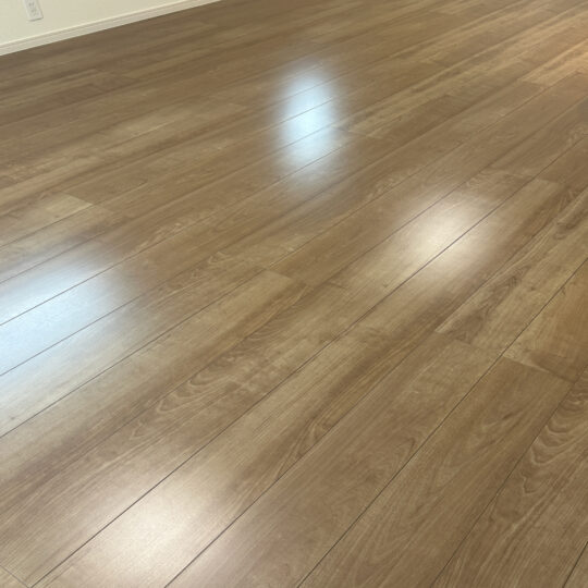 自然な艶で、落ち着きと品を両立