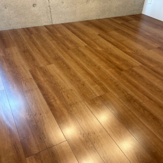 自然なツヤで、暮らしになじむ上質感