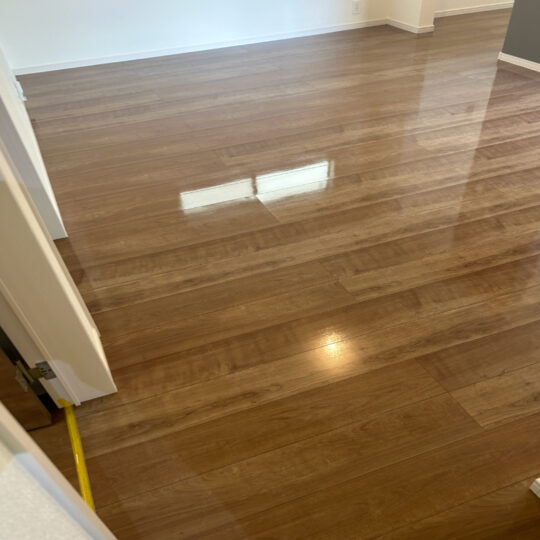 ツヤが生み出す、明るく清潔なリビング