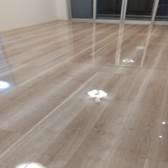 滑りにくくて安心。愛犬にもやさしいツヤ床