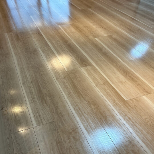 自然なツヤが心地いい。上品に輝く床