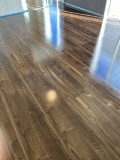 子どもが走っても安心。ツヤが続くきれいな床