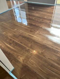 ツヤも安心も両立。愛犬と暮らせる床