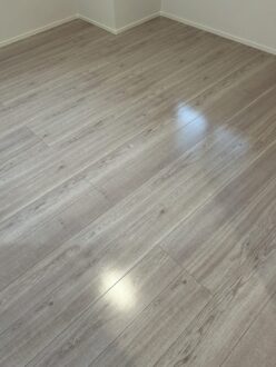 ツヤが映える上質で明るいリビング