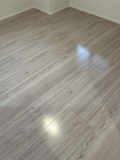 ツヤが映える上質で明るいリビング