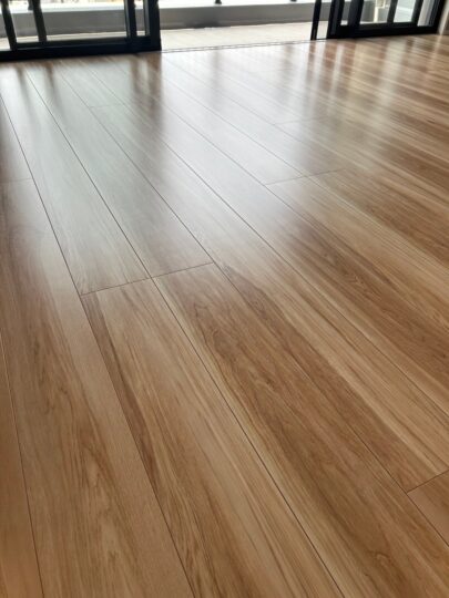 控えめなツヤで木のぬくもりをそのままに