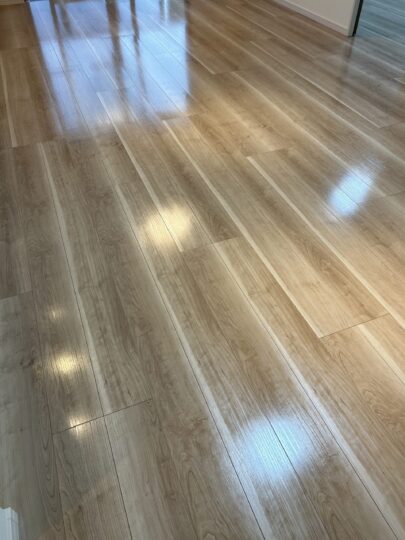上品なツヤで床がきれいに見えます