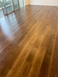 自然なツヤで部屋が明るくなりました