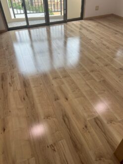 ガラスフロアコーティング施工後のフローリング（大阪府豊中市・新築マンション）