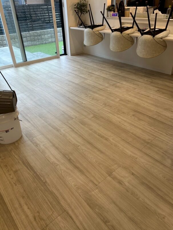ガラスフロアコーティング施工前のフローリング（滋賀県彦根市・入居中戸建て）