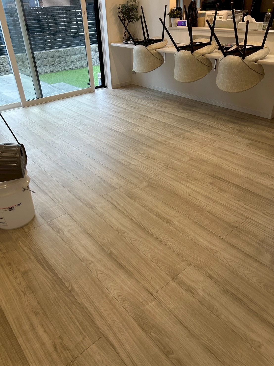 ガラスフロアコーティング施工前のフローリング（滋賀県彦根市・入居中戸建て）
