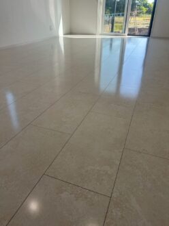 セラミックコーティング施工後のフロアタイル（兵庫県明石市・新築戸建て）